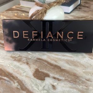 Karmela Defiance ⭐️ Beautiful eyeshadow palette